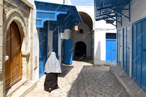 femme seule qui se promène en tunisie